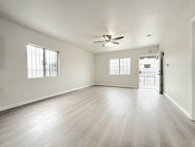 Primary Photo - 1323 W 58th St