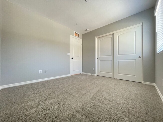 Building Photo - Beautiful Gated Henderson Home | 3 Bed/ 2.5 Bath- AVAILABLE 3/31/26