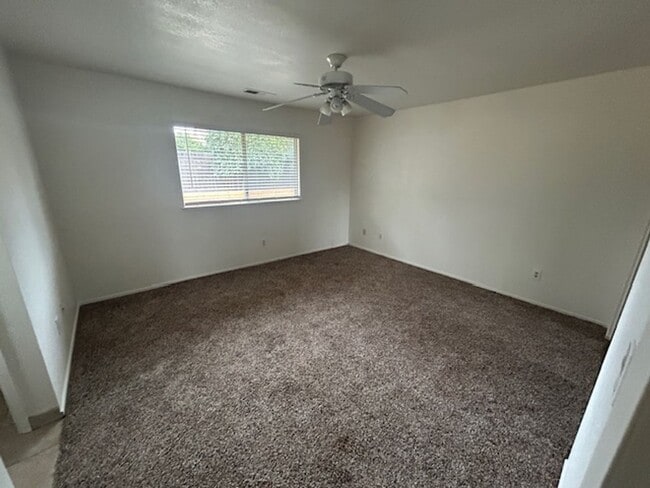 Building Photo - *** MOVE IN SPECIAL - $300.00 OFF FIRST MONTHS RENT***