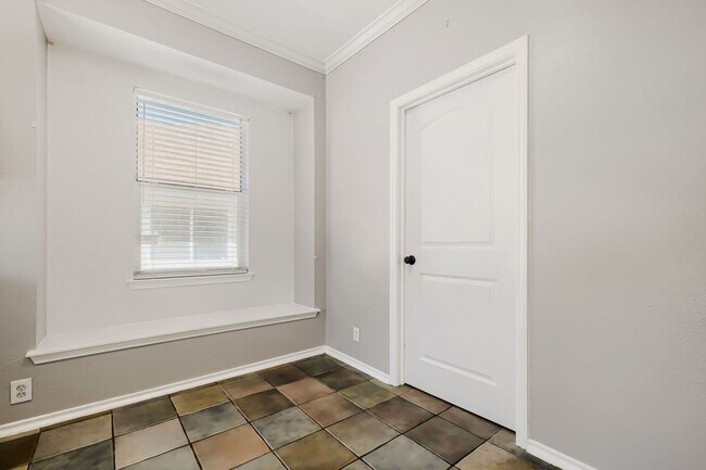 Building Photo - 5635 Midcrown Dr