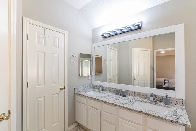 Building Photo - 46 S Wynnoak Cir