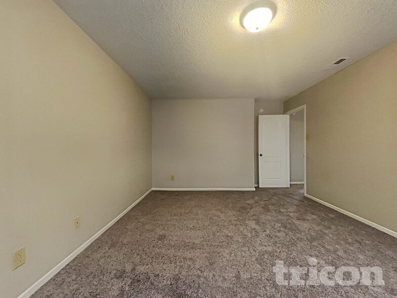 Building Photo - 1618 Howell Dr