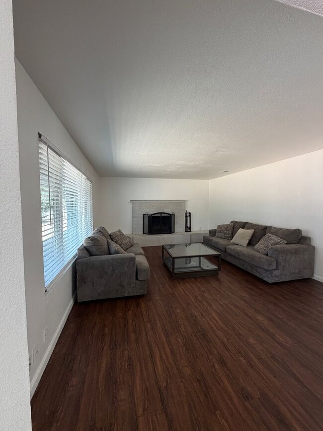 Building Photo - Charming 2-Bed, 1.5-Bath Home with 2-Car Garage in Hesperia, CA!