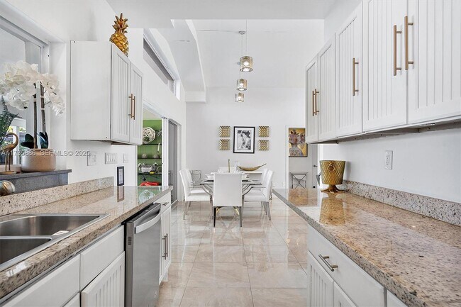 Building Photo - 2541 NE 195th St