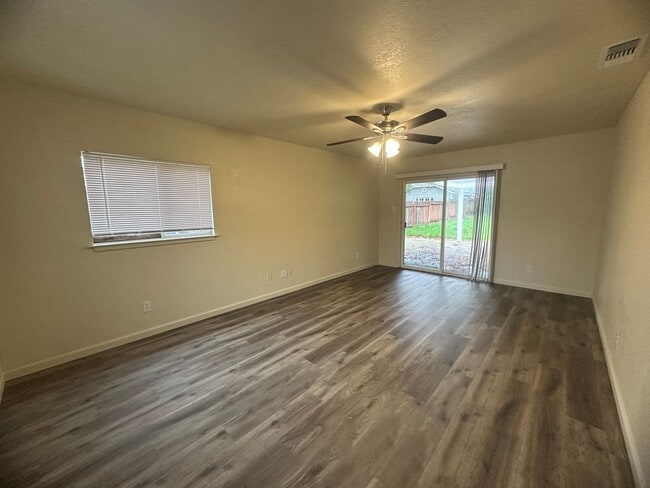 Building Photo - Three Bedroom 2 Bathoom with Large Yard