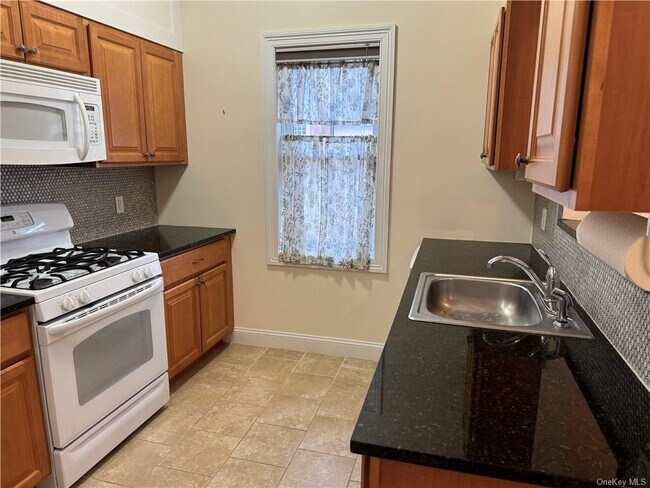 Building Photo - 400 Main St