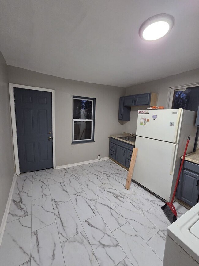 Building Photo - Beautiful, remodeled house come see it