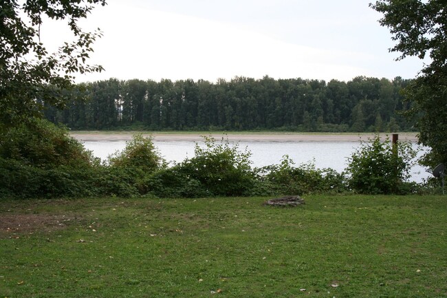 Building Photo - Manufactured Home with River Views! CAMAS SCHOOL!!