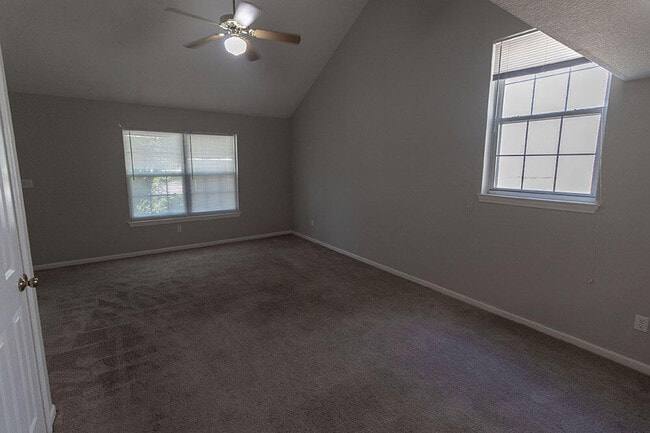 Building Photo - 5569 Pinehurst Ln