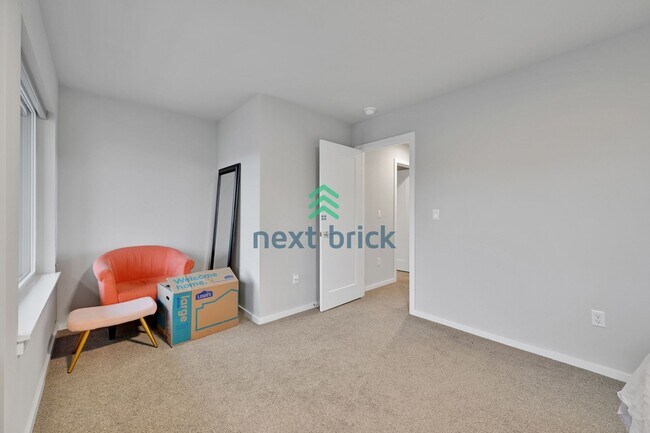 Building Photo - 4 BED & 2.5 SINGLE FAMILY HOUSE FOR RENT