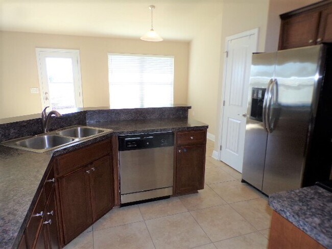 Building Photo - Spacious 3-Bedroom Home