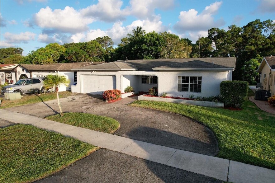 Primary Photo - 8250 Southampton Dr