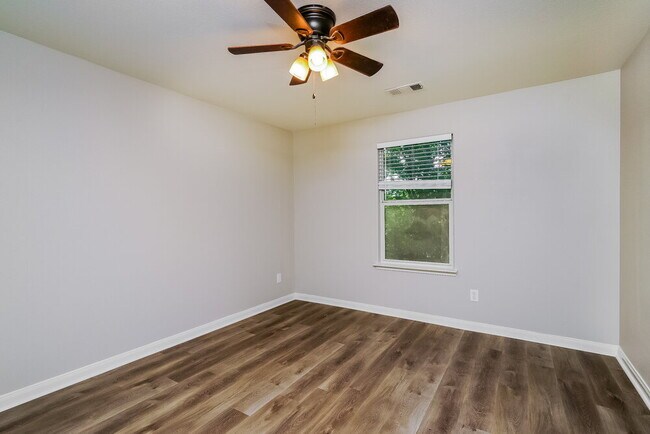 Building Photo - 1006 Primrose Dr