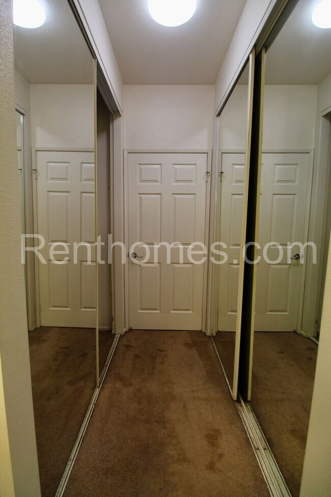 Building Photo - 10921 Sabre Hill Dr