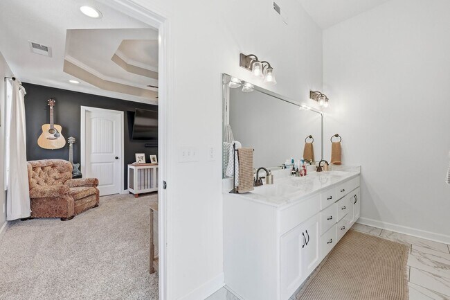 Building Photo - Dog Friendly Three Bedroom with Bonus in Sango!