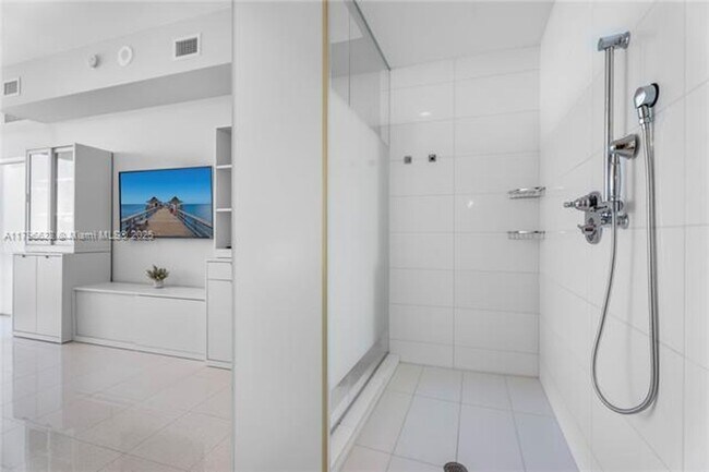 Building Photo - 2020 N Bayshore Dr