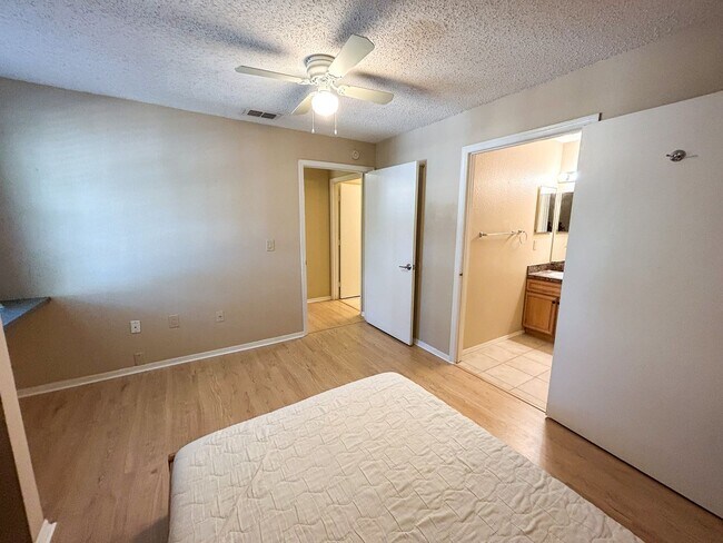 Building Photo - Pet friendly! Windsor Park #1226