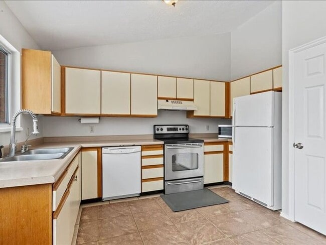 Building Photo - Salt Lake 3 bed 2 bath Family home