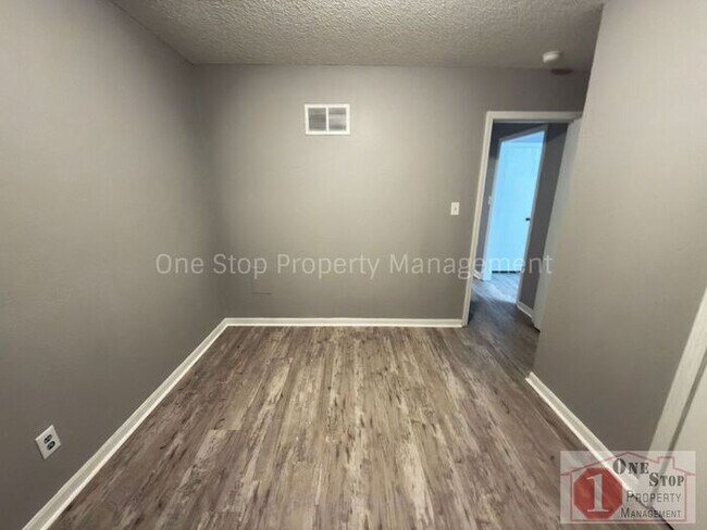 Building Photo - 3 bedroom, 2 bathroom duplex in Lee's Summit, MO!!