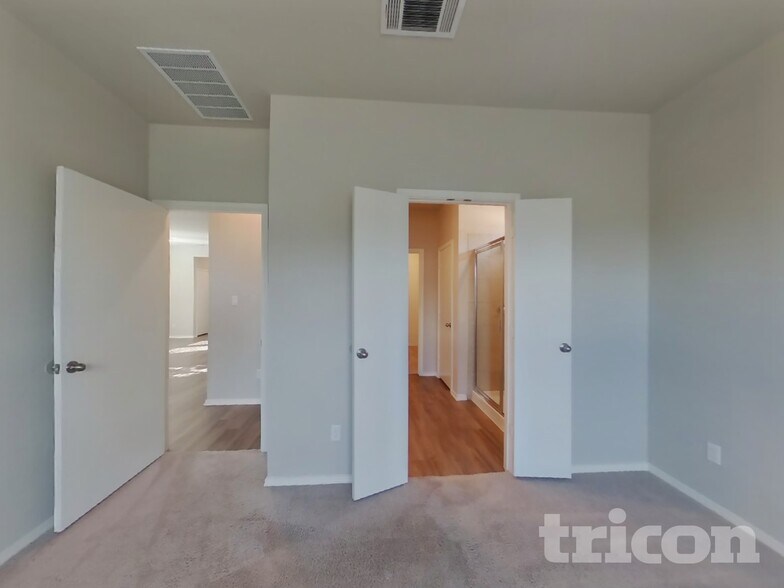 Building Photo - 5221 Saddle Clb Dr