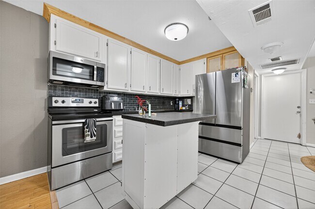 Building Photo - 880 Tully St