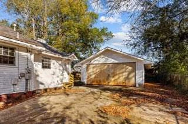 Building Photo - Beautiful 4 Bedroom 2 Bath Home Available ...