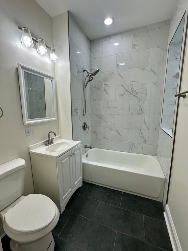 Building Photo - 1311 W Foster Ave