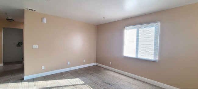 Building Photo - 109(209,211)