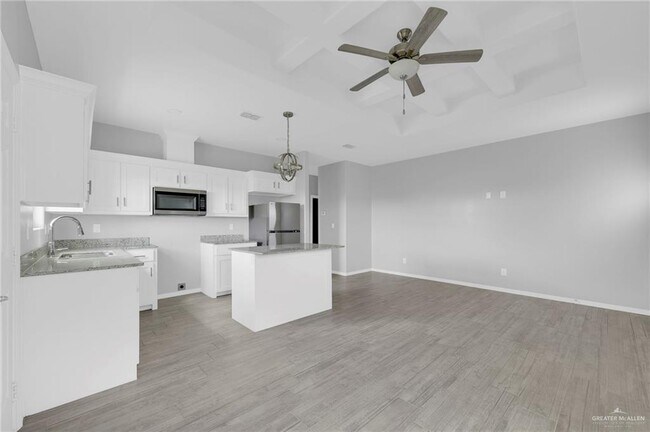 Building Photo - 13 Redbud Ln