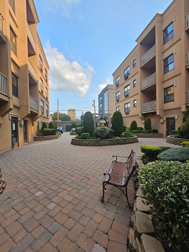 Building Photo - 8915 Bergenwood Ave