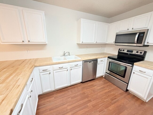 Building Photo - 1555 Blue Brook Way