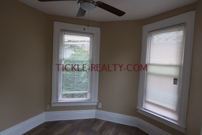 Building Photo - 164-166-166 Meigs St