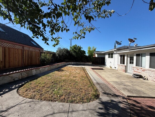 Building Photo - Nice single family home with gorgeous kitchen