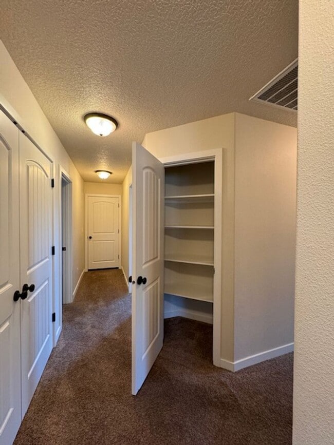 Building Photo - Dont miss out on this charming four bedroom home!