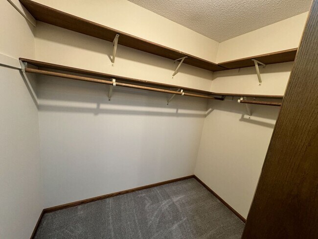 Building Photo - Beautiful 3 bedroom townhome in Maplewood.