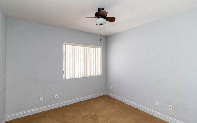 Building Photo - Spacious 6 Bedroom Home With Huge Backyard!