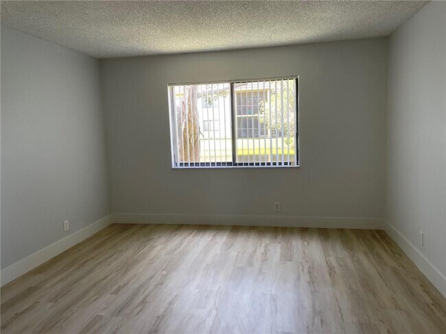 Building Photo - 235 Lakeview Dr