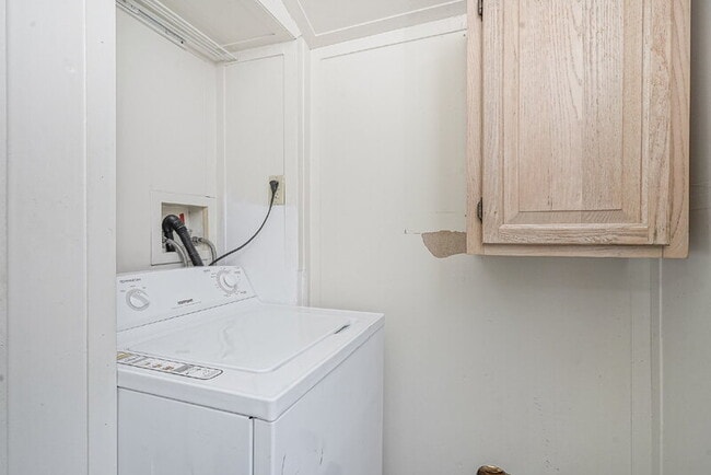 Building Photo - 121 Oak St