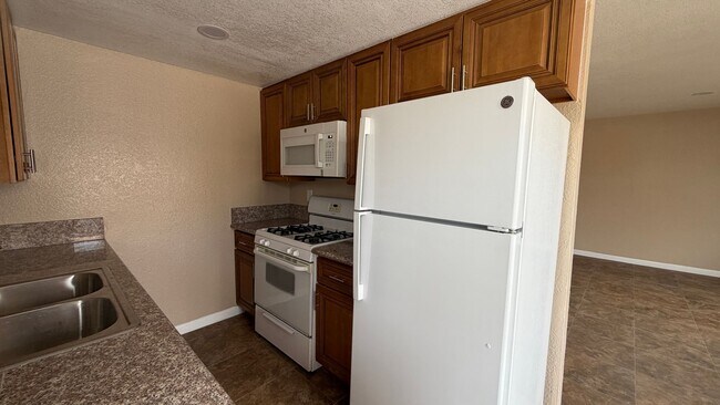 Building Photo - Two Bedroom One Bathroom Apartment in San Bernardino!