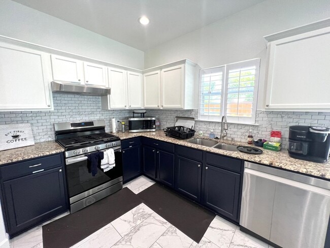 Building Photo - 3 Bedroom 2.5 Bath 1 Single Family Home for Rent in Cambridge Heights Area of Round Rock, Texas, ...