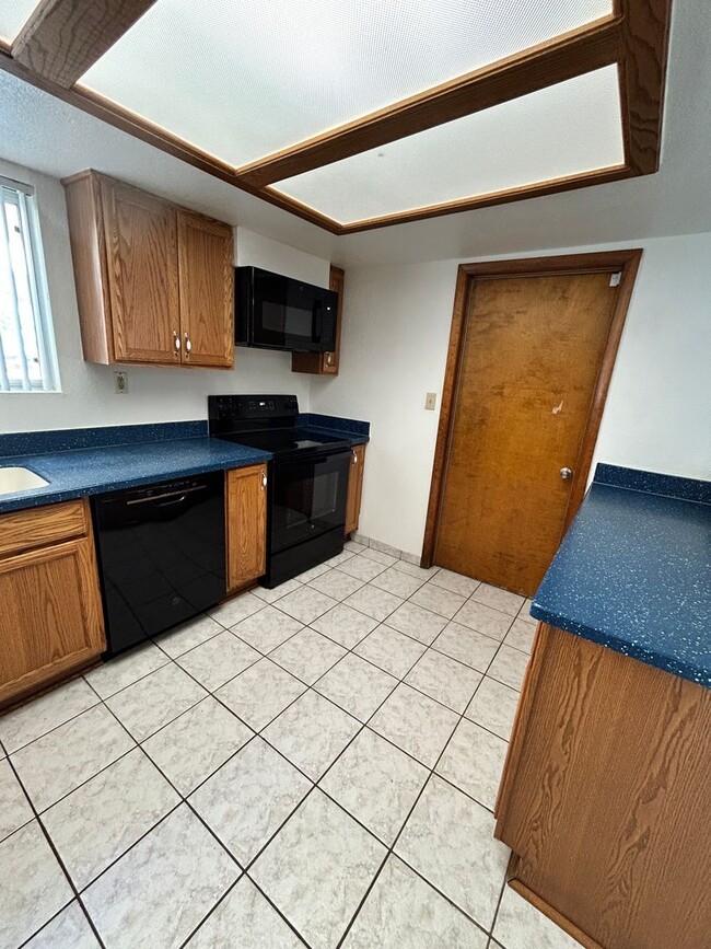 Building Photo - Great Unfurnished home!