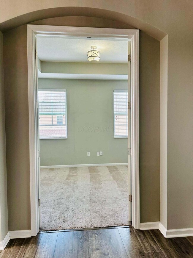 Building Photo - 3225 Rossmore Cir