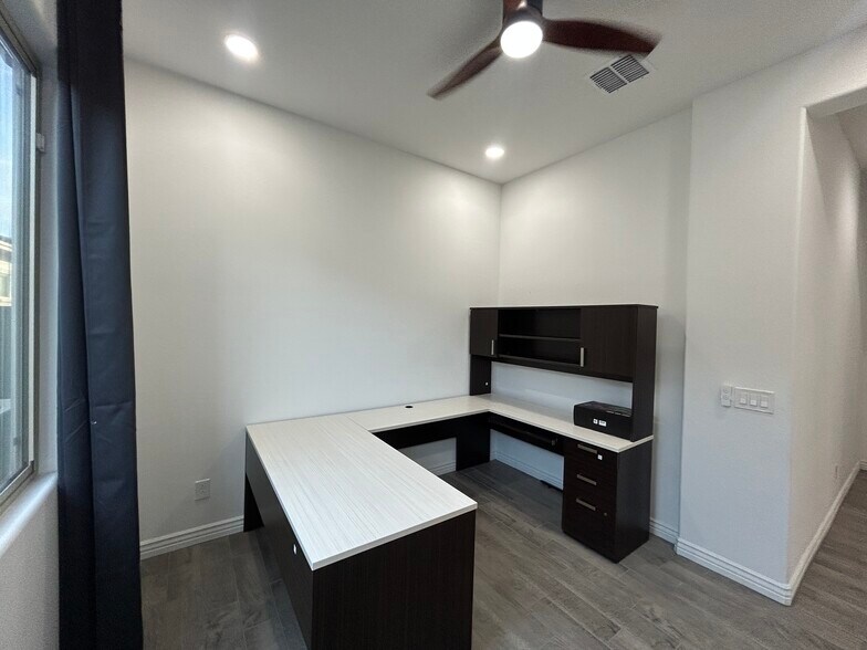 Building Photo - 8731 W Wagon Wheel Dr