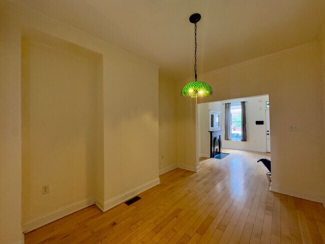 Building Photo - Inviting 3-Bedroom Single Family Townhome ...