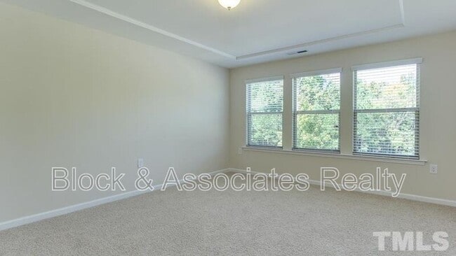 Building Photo - 213 Begen St