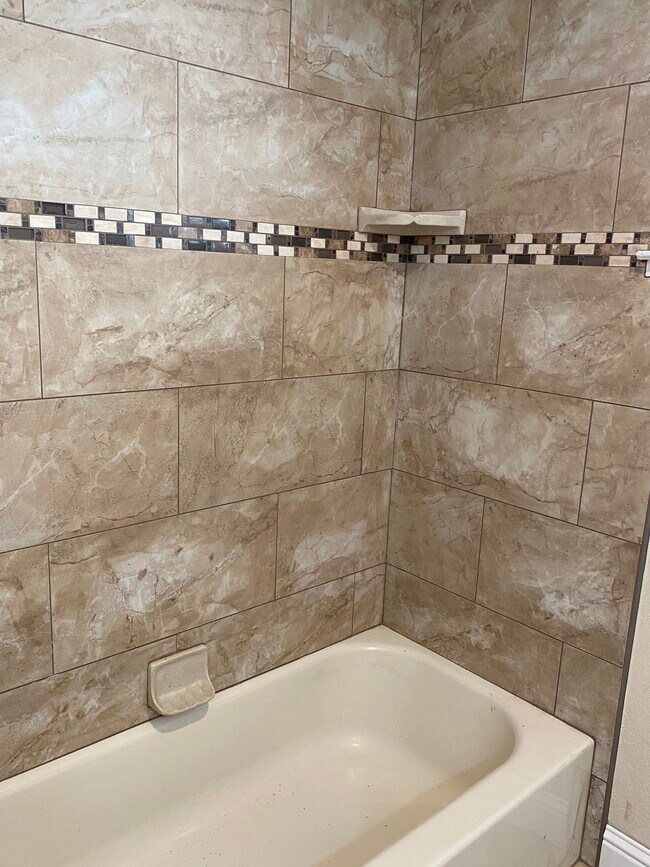 Downstairs bath tub / shower combo - 627 Timberpine Ave