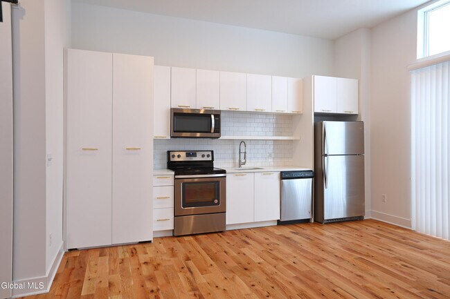 Building Photo - 308 Excelsior Ave