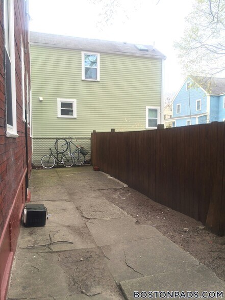 Building Photo - 137 Columbia St