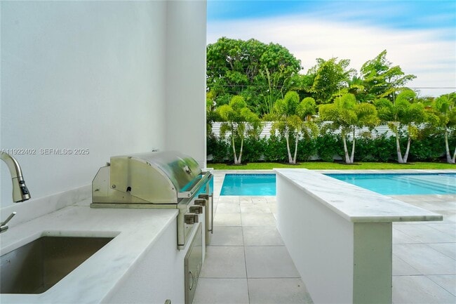 Building Photo - 333 NE Spanish Ct