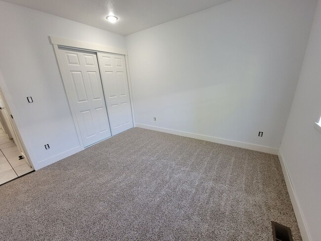 Building Photo - Spacious Kennewick Home | 3 Bedrooms, 2 Ba...